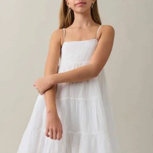 Volang kläning - Fin volang klänning ifrån Gina Young aldrig använd. Storlek 158 164 nypris 300kr