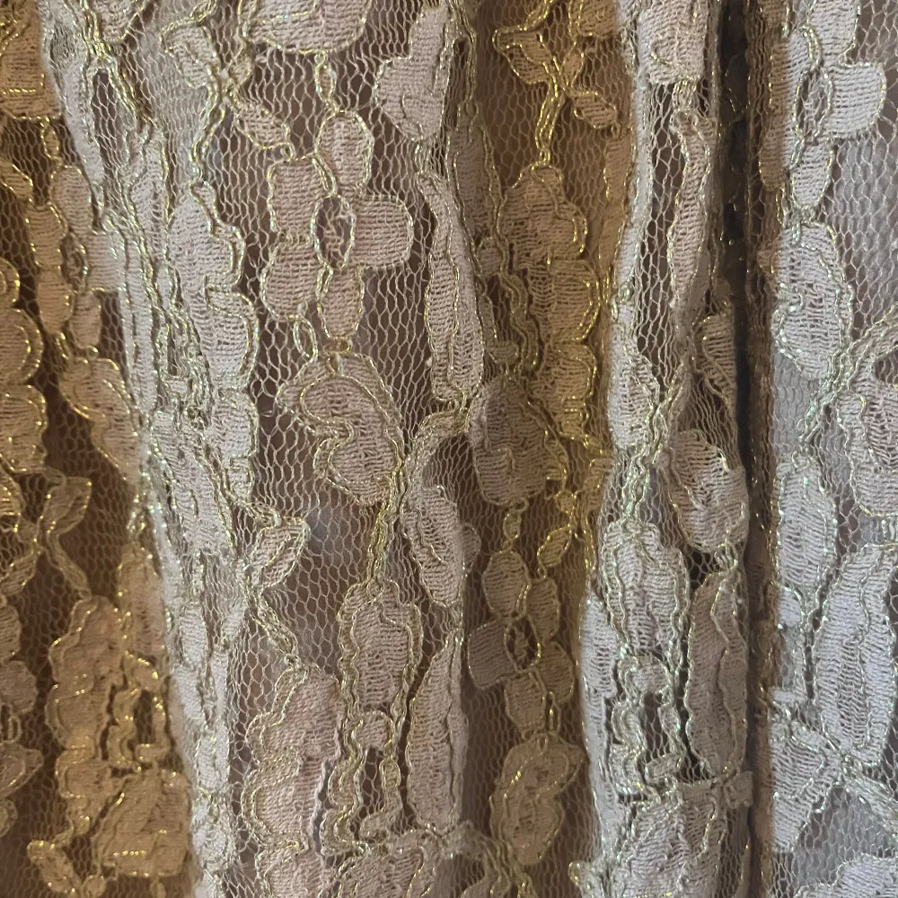 Jätte fin kjol inköpt i Danmark i märket Rosemunde. Färg gammalrosa med guld. I en jätte fint typ spets tyg. Perfekt för sommarens fester. Strl 38. Kjolar.