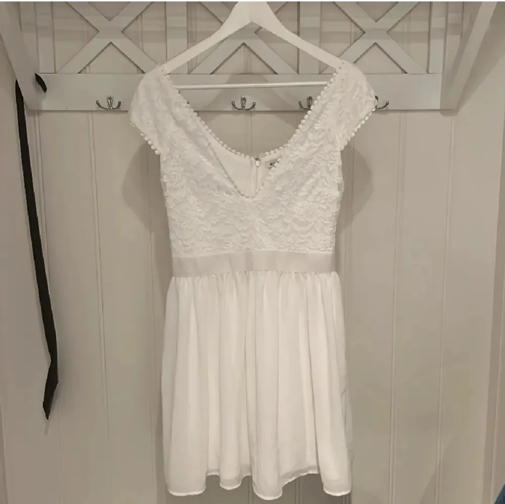 En super fin vit klänning från Nelly i storlek 38 som passar perfekt nu till sommaren och studenten klänningen är i ny skick💕. Klänningar.