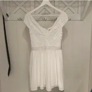 En super fin vit klänning från Nelly i storlek 38 som passar perfekt nu till sommaren och studenten klänningen är i ny skick💕