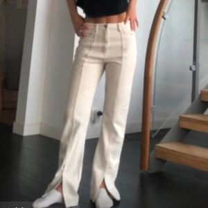 Jeans weekday - Fina krämvita jeans till sommaren. De har en slits där nere. Jag är 163 som referens❤️