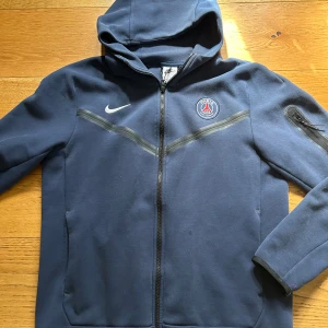 Nike tech PSG - Stl M.  Använd men i fint skick. 