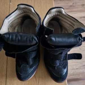 Isabel marant skor  - Säljer dessa Isabel marant skorna i mycket bra skick. Dem är i modellen Bekett i storlek 37. Säljer då jag har ett annat par. 