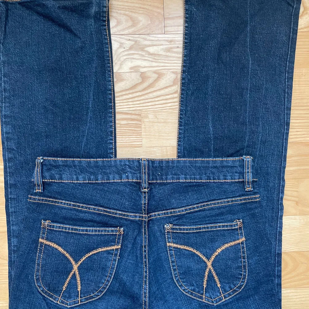 Måste tyvärr sälja vidare dessa jeans då de var för stora för mig. Sista bilden är lånad. Står att de är strl 40 men passar 38. Superbra skick! Midja: low/mid waist Midjemått: 39cm Innerben: 81cm Hör gärna av dig vid frågor/prisdiskussion💕. Jeans & Byxor.