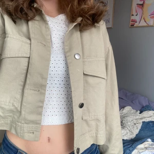 Vårjacka - Kakifärgad vårjacka från Cubus som är så fin till våren och sommaren. 