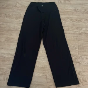 Utsvängda svarta mjukisbyxor/tights - Svarta utsvängda mjukisbyxor/tights i storlek L. Har används ca 3 gånger och är i bra skick. Tunt och skönt material. 