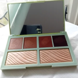 CAIA PALETTEN TSCHÄRY,NY ,OANVÄND - Hej ! Säljer min nya,oanvända CAIA sminkpalett TSCHÄRY! Kostade 595kr och jag säljer för 450 Kr