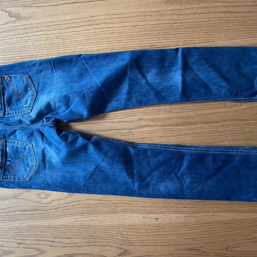 Säljer min knappt använda dondup jeans, har kvitto. Köpta ny pris för 3500kr Säljer dom för 1000kr Knappt använda som sagt. Storlek XL i kids alltså storlek 170-176. Jeans & Byxor.