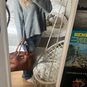 Brun Stockholmsstil läderväska - Unik skolväska med guld detaljer. Passar as bra till en spets leopard djurmönster genomskinlig mesh vintage spets sommar linne topp! Axelrem medföljer