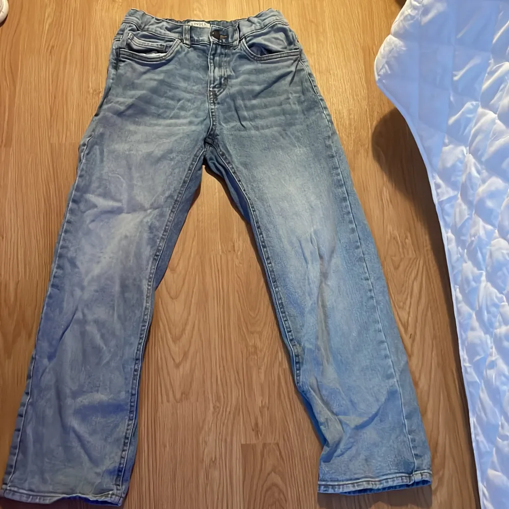 Ett par ljus blåa jeans! Bra skick. Köpte förra veckan, säljer för att dom är för Små för mig!. Jeans & Byxor.