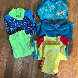 UV kläder till bebis storlek 86/92. Tre olika set som både är hel- och deltäckande.  Badkläderna är från villervalla, Didriksons och imsevimse. 