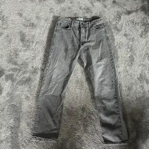 Säljer nu mina Jack and Jones jeans då dom inte passar mig längre. Skicket är som nytt dom är använda fåtal gånger. Dom är storlek W29 L32. Vill du ha fler bilder kom pm!