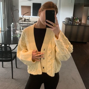Gul kofta från Zara - Fin stickad kofta från Zara, knappt använd. Storlek S. Pris 119kr