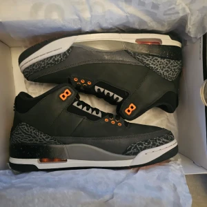 Jordan 3 Retro FEAR PACK (2023) - Deadstock & allt original. Aldrig använda, helt nya i box. Storlek 9us / 42.5. Köpta från sneakersnstuff, 