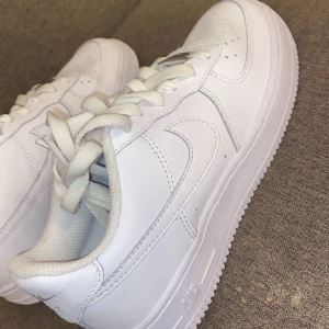 Nike Air Force 1 - Helt nya Nike air force 1 endast använda en gång då de inte passar Stl 35,5
