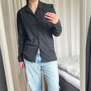 Leopard skjorta - Häftig leopardmönstrad skjorta från Jack&jones med öppen krage. Köpt på herravdelningen men passar lika bra på tjejer! På mig är den lite för stor. Den är i storlek M och är slim i modellen. Aldrig använd💕
