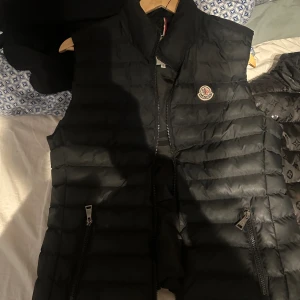 Moncler Väst - Säljer denna moncler väst som jag inte använder och som jag vill bli av med. Finns scan och allt. Kan fixa fler bilder. 