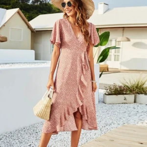 Blommig omlottklänningen  - Blommig omlottklänning. 