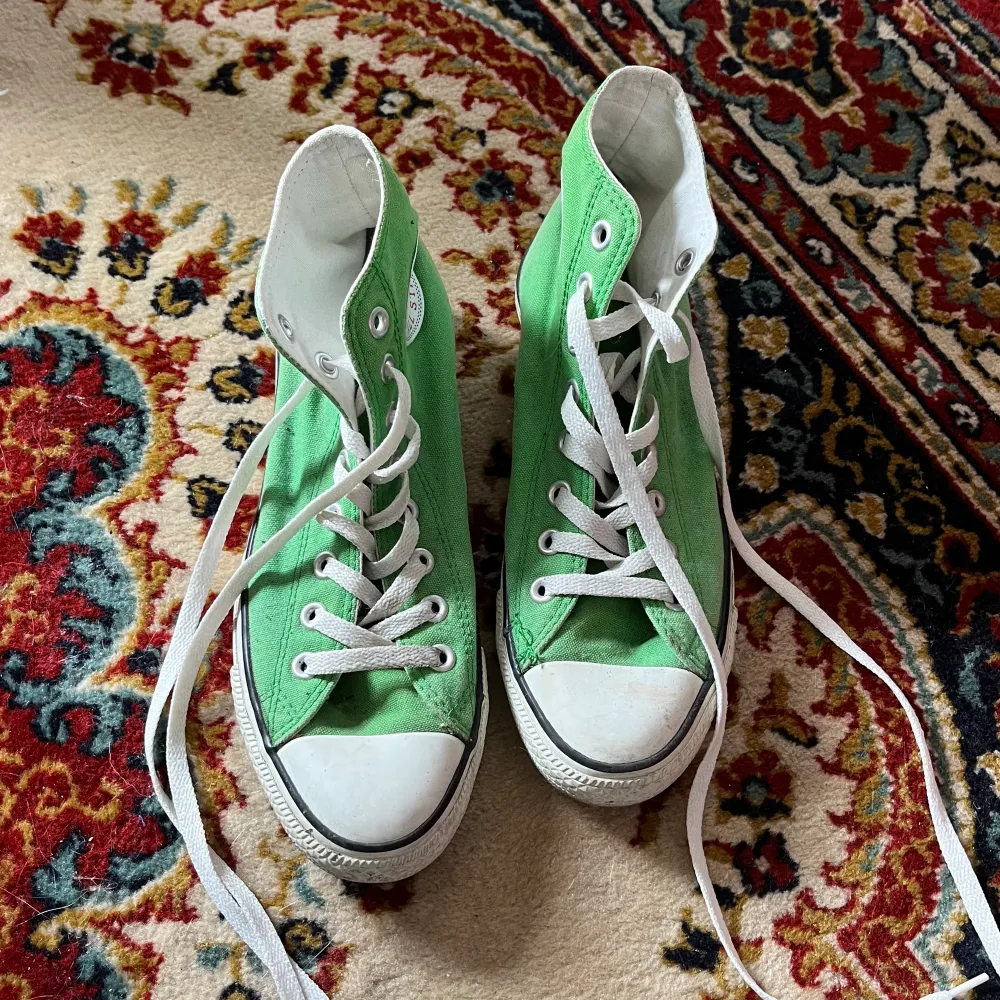 Coola converse i bra skick 💚. Skor.