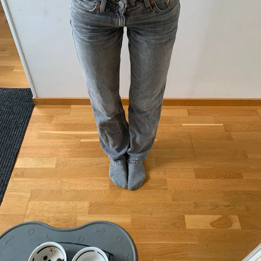 Snygga gråa lågmidjade jeans från weekday i modellen arrow. Bra skick. Säljer pga får ej användning för de.  Ny pris 590kr. Jeans & Byxor.