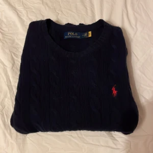 Ralph Lauren Kashmir tröja  - Tja! Säljer nu denna snygga Ralph Lauren tröja, kabelstickad i Kashmir. Tröjan är använd ett par få gånger och är köpt på Nk(Nypris runt 2200). Hör gärna av er!