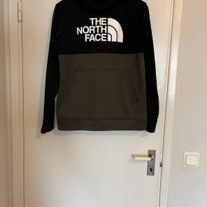 En skön north face hoodie som är 8/10  som är i storlek xs och säljer för väldigt billigt pris.