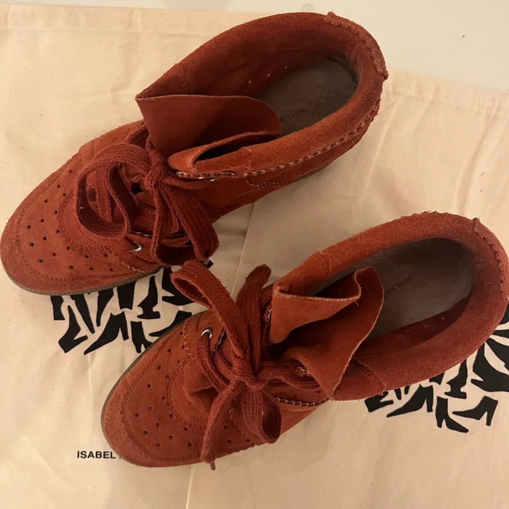 så så snygga röda Isabel marant skor! Storlek 39 (passar även 38, vilket jag har i vanliga fall). Trendig och jätte snygg färg nu till vår och sommar!🔥❤️‍🔥 skriv för frågor, pris kan samt diskuteras❣️. Skor.