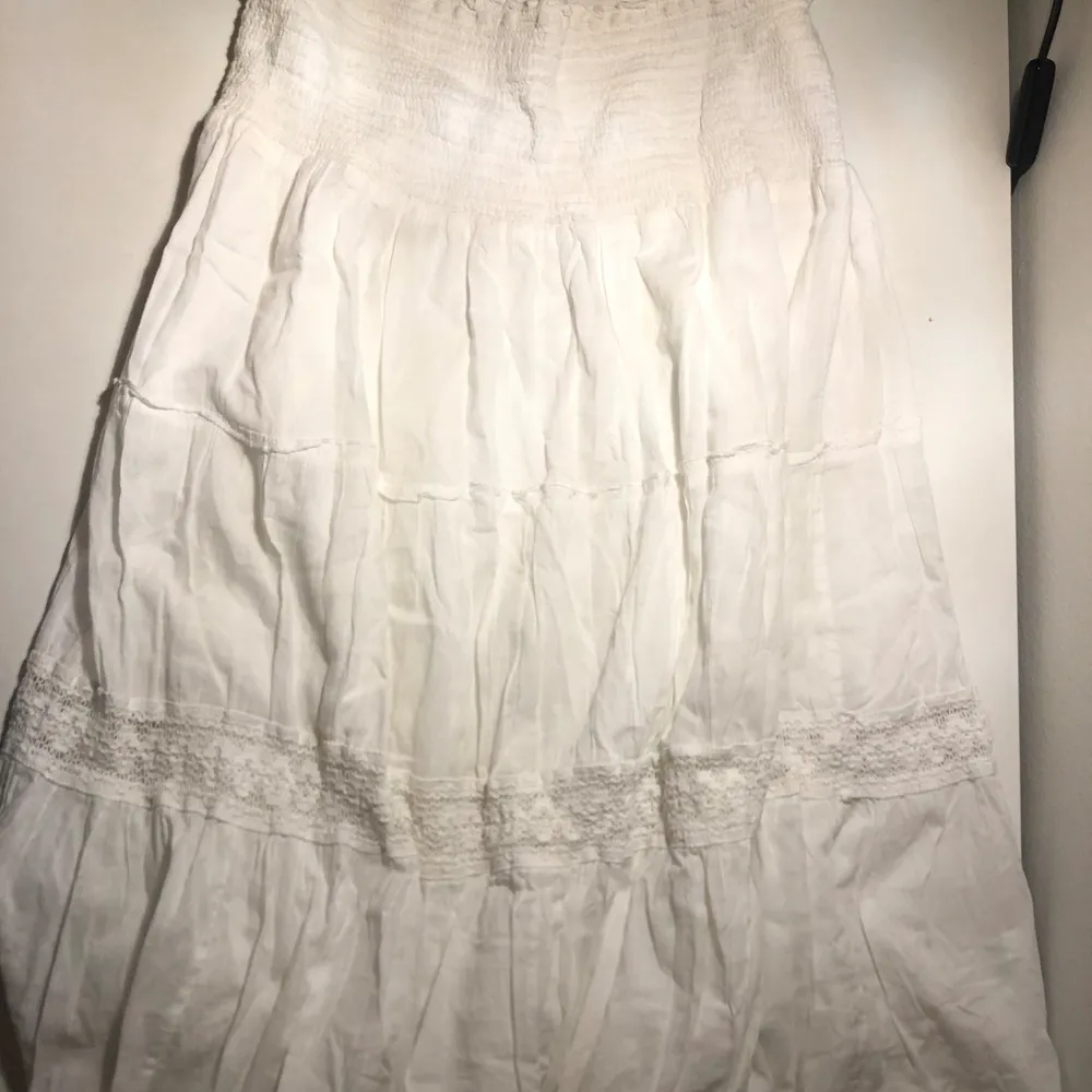 Säljer denna långa vita kjolen med spets då den tyvärr är för liten för mig! Den är ganska använd men är fortfarande i superbra skick! Pris går att diskutera! Hör av dig om du har några funderingar!💓. Kjolar.