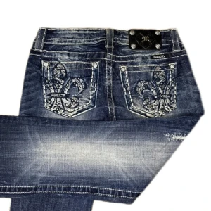 Miss me jeans  - Miss me jeans i modellen Signature/Boot. Midjemått är 38,5, grenhöjden är 17,5 och innerbenslängd är 84. Jeansen är som nya! 