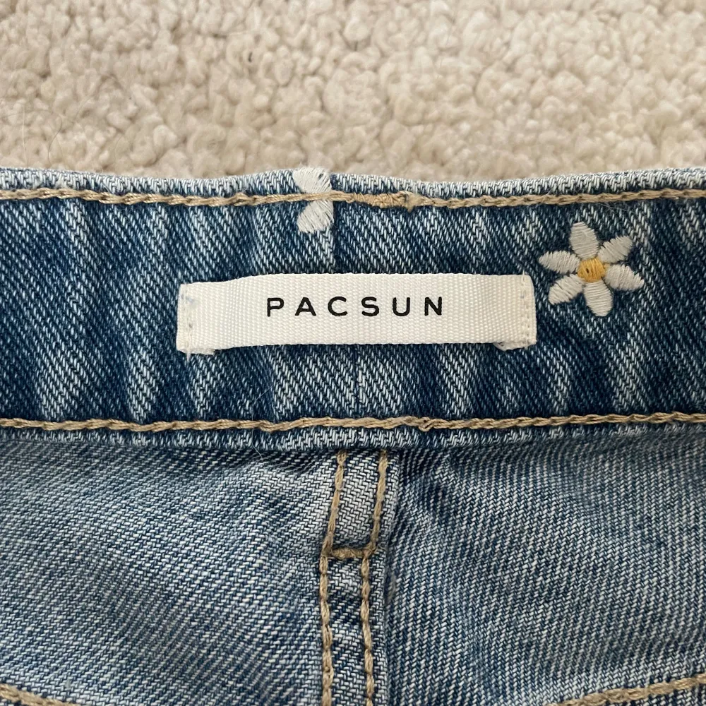 Jättesnygga unika shorts till sommaren från pacsun! Använda en gång i strlk 23!. Shorts.