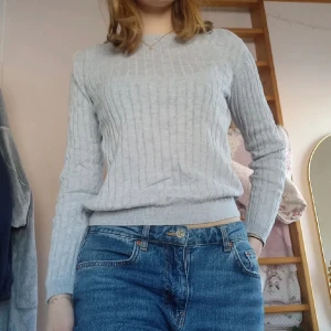 Fin stickad tröja - Perfekt tröja att rida i! Köpt här på plick men kommer tyvärr inte till användning, 158/164 men passar S. Bilden är lånad