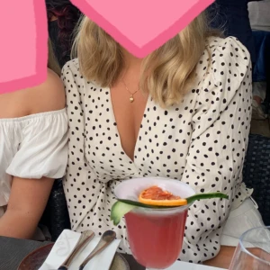 Prickig blus - Söt prickig blus med elastisk midja och en liten ballongärm från Stradivarius - Storlek M💖