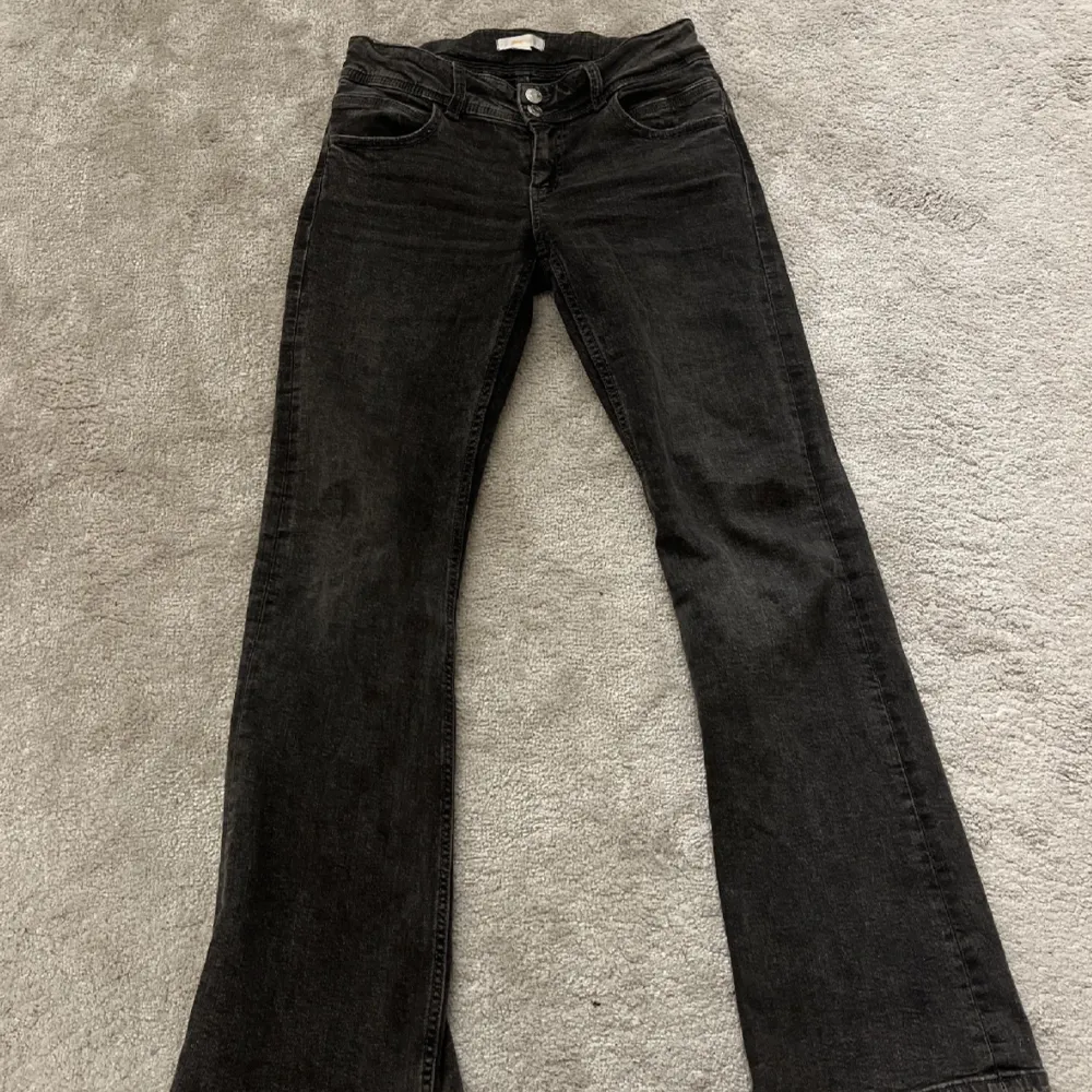 Sparsamt använda jeans från Gina Young! Inga hål eller sånt 🩷. Jeans & Byxor.