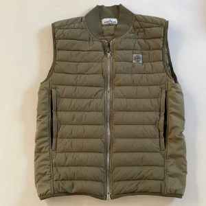 Stone Island väst - Tvärfet Stone island väst i storlek medium, köpt på Cate of Carl för 5500kr 