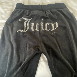 Säljer då de inte kommer till användning - Skicket är så gott som nytt, inget trasigt eller så. Sorlek S.