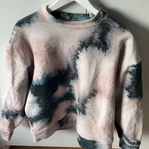 Tie-dye sweatshirt  - Säljer min tie-dye COS sweatshirt för att den inte kommer till användning!💞