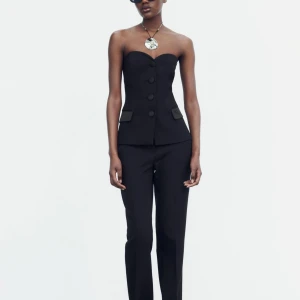 Svart top - Supersnygg svart topp från zara🖤 Endast använd en gång, så i väldigt bra skick! Säljer då den inte passar!🩷