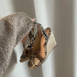 Klackskor  - Klackskor från zara, i storlek 36 men passar även mig med storlek 37🫶🏽 Perfekta till sommaren och super bekväma skor. I bra skick ✨