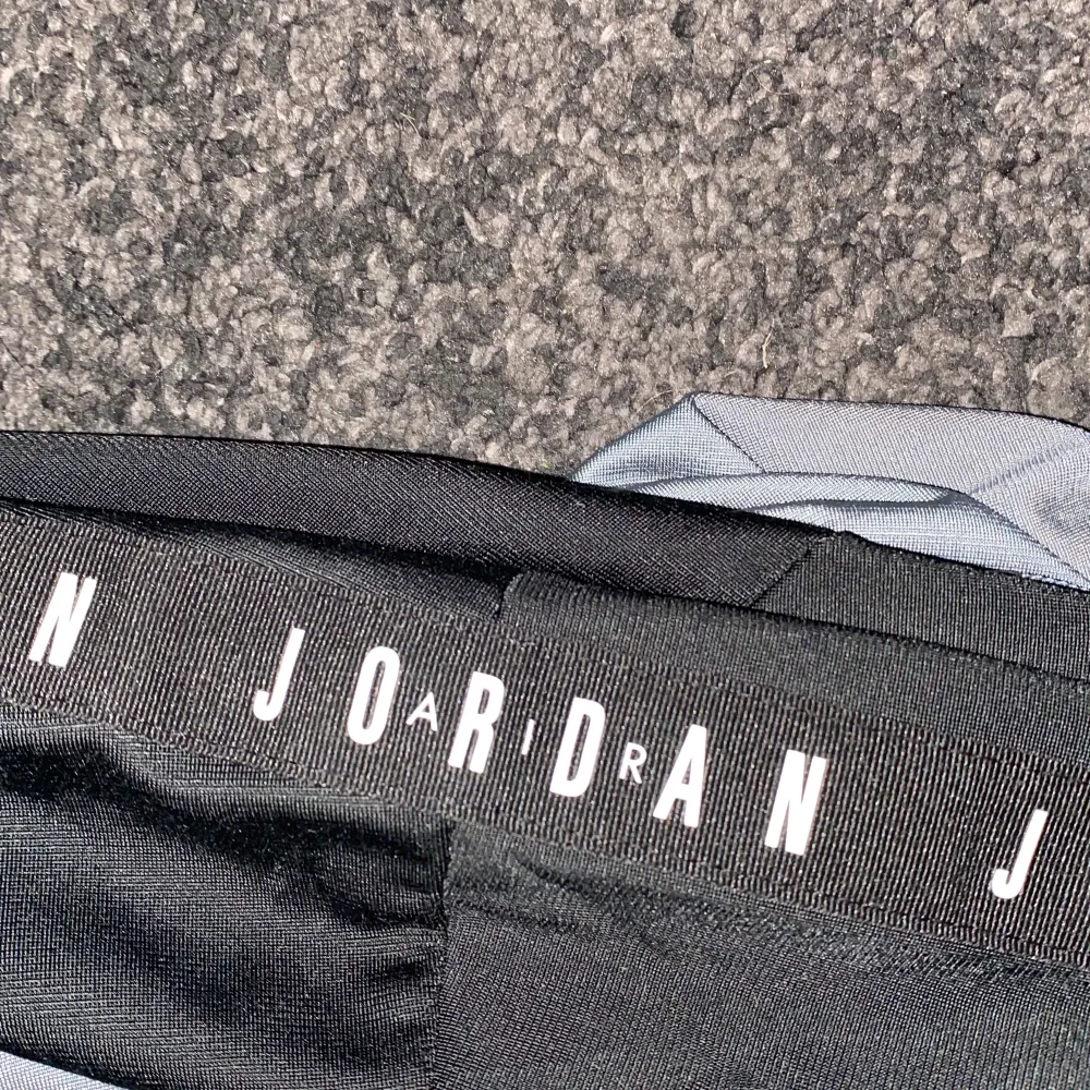 Säljer nu denna Jordan tröjan. 10/10 kvalite och jätte snygg. Original pris ligger på ungefär 650 kr. Skriv till mig om du har frågor eller vill ha fler bilder. Säljer pågrund av att den är för liten. Knappt använd. Hoodies.