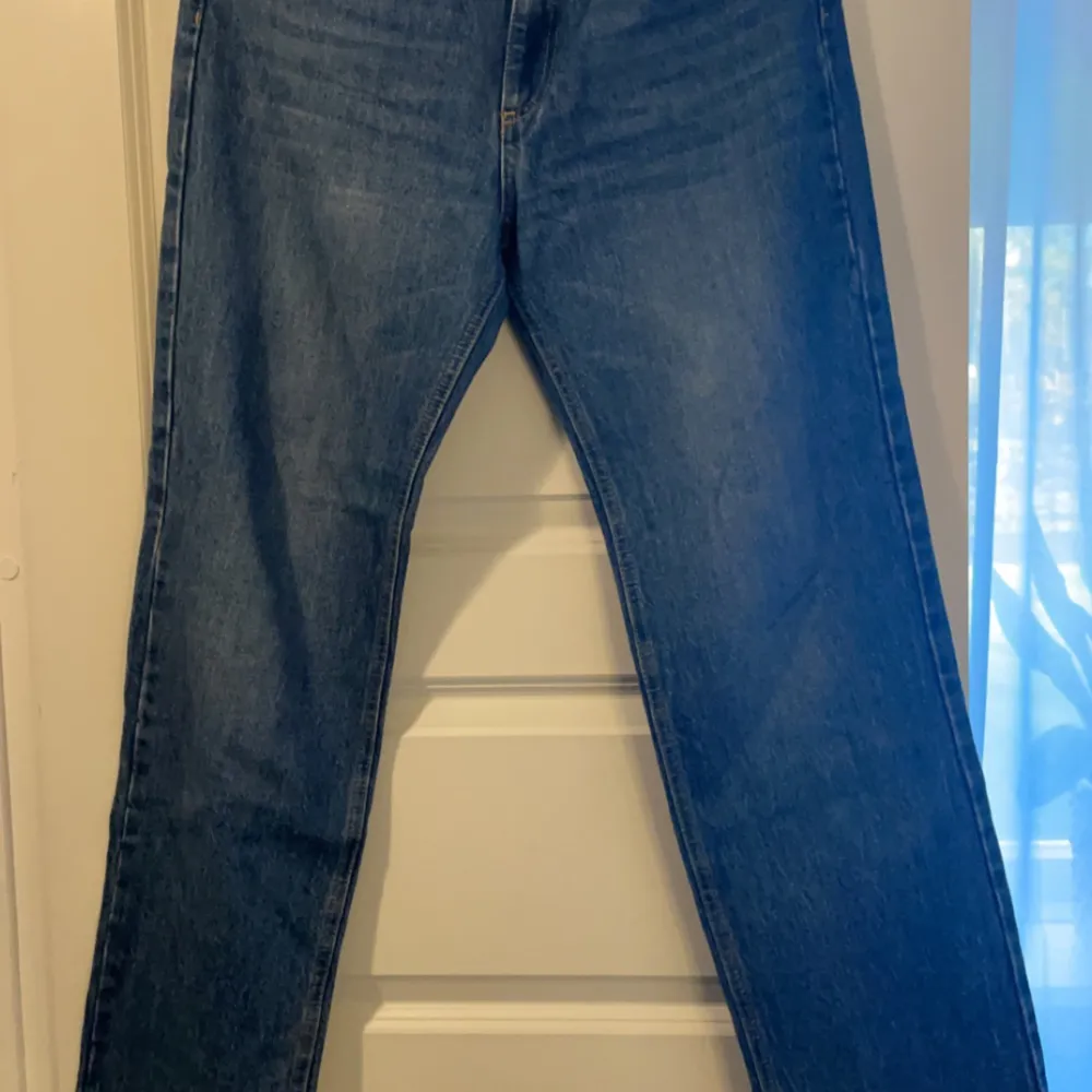 Ett par mid waist jeans från pull and berr. Dom är storlek 40 men är liten i storleken så skulle säga att dom passar om man har storlek 38 . Jeans & Byxor.