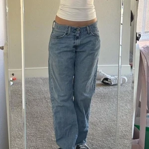 Midwaist jeans Levi’s - Säljet nu mina absoluta favoritjeans som tyvärr blivit för små, de är i väldigt fint skick och har inga defekter😊Superbra färg nu till våren och sena sommarkvällar💕 TRYCK INTE PÅ KÖP NU! 150kr + frakt