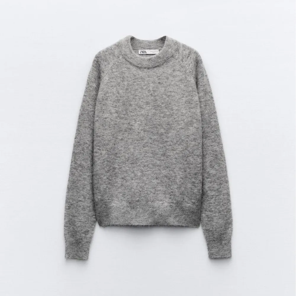 Säljer denna gråa stickade tröjan från zara då jag har flera andra liknande som jag använder mer! Nypris: 399kr 💕 skriv vid funderingar/fler bilder. Kolla med mig innan ni trycker köp nu!❤️. Stickat.