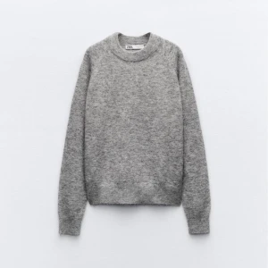 Stickad tröja - Säljer denna gråa stickade tröjan från zara då jag har flera andra liknande som jag använder mer! Nypris: 399kr 💕 skriv vid funderingar/fler bilder. Kolla med mig innan ni trycker köp nu!❤️