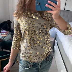 Snygg topp i leopard med trekvartsärmar!!