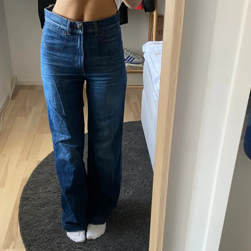 Säljer mina bootcut jeans då de inte längre passar mig. Högmidjade och snygga, passar till mycket. Nypris 700. Om ni har frågor är det bara att fråga på, puss puss💋. Jeans & Byxor.