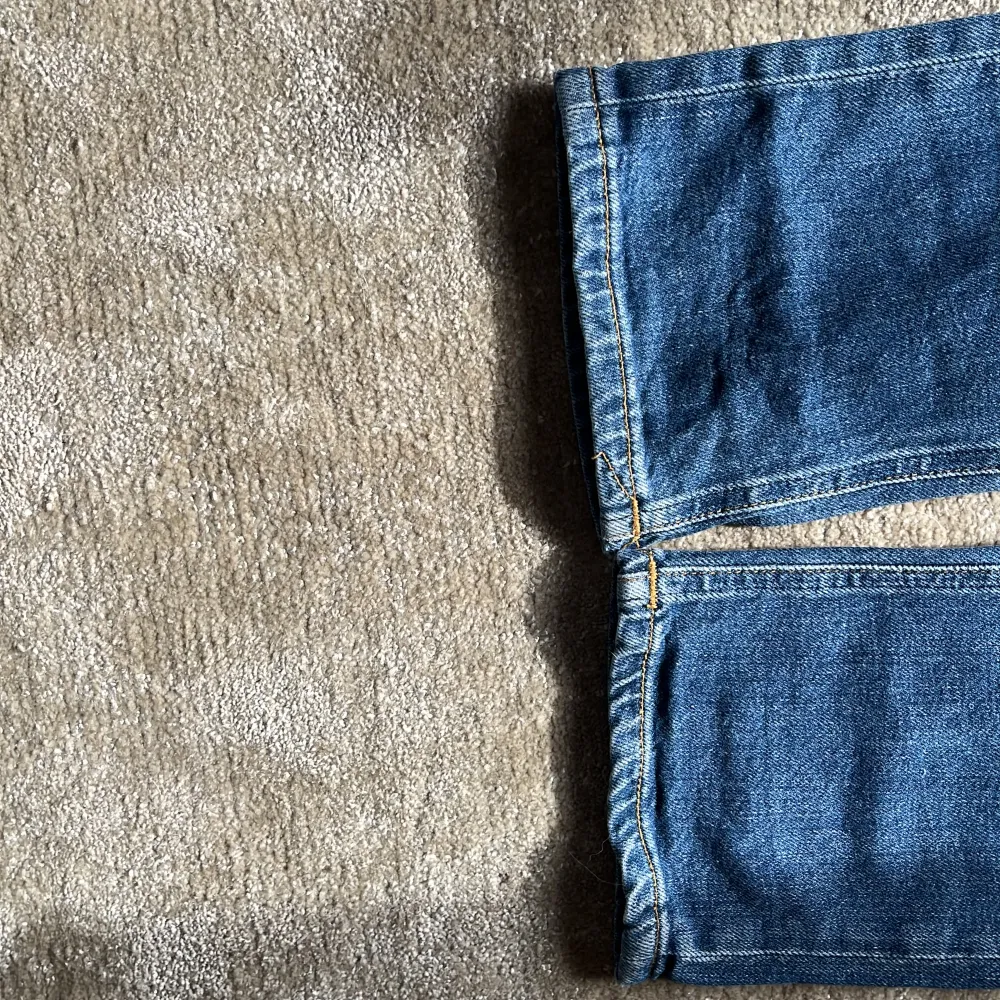 Säljer dessa jeans från nudie i modellen grim tim. Mycket fint skick, använda enstaka tillfällen. Pris kan diskuteras vid snabb affär. Hör av dig vid funderingar!. Jeans & Byxor.