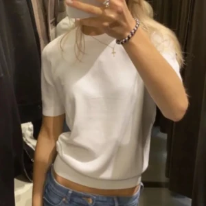 Vit tshirt - Super fin tshirt ifrån Saint Tropez med lite puffiga armar. Använd fåtal gånger!💕 super fint skick💕 Pris kan diskuteras💕