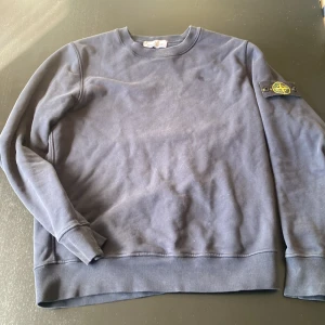 Stone Island tröja - Stone Island tröja i bra skick. Storlek M och tjockt material som ger bättre passform, ny pris: 2500kr. Mitt pris: 1099kr. Säljer då den knappt används längre