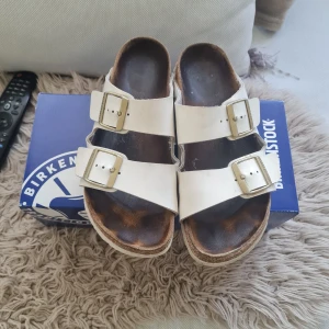 Birkenstock Arizona 39 - Birkenstock Arizona strl. 39 i begagnat stick men mycket kvar att ge. Skick enligt bilder.