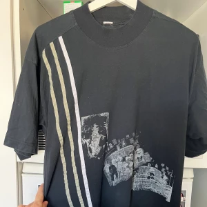 helt skitz metal tisha - sjuuuk tee med galet print 3 sträck som #adidaz men inte didas 💯 detaljer i form av printade spooky ahh negativa tryck asmetal o asedgy. PLUS bästa kragen någonsin stor fet hög mumsig crewneck krage. sz M ish